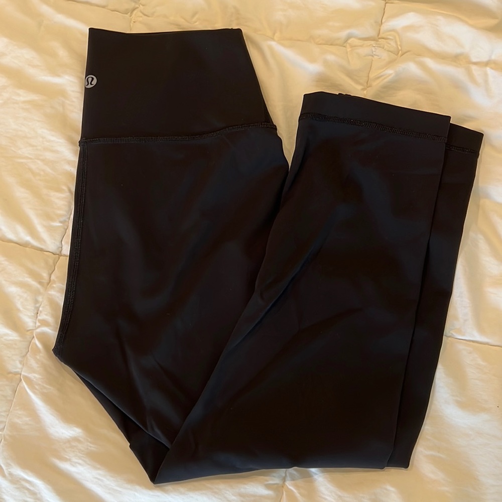 Black lululemon Wunder Under leggings